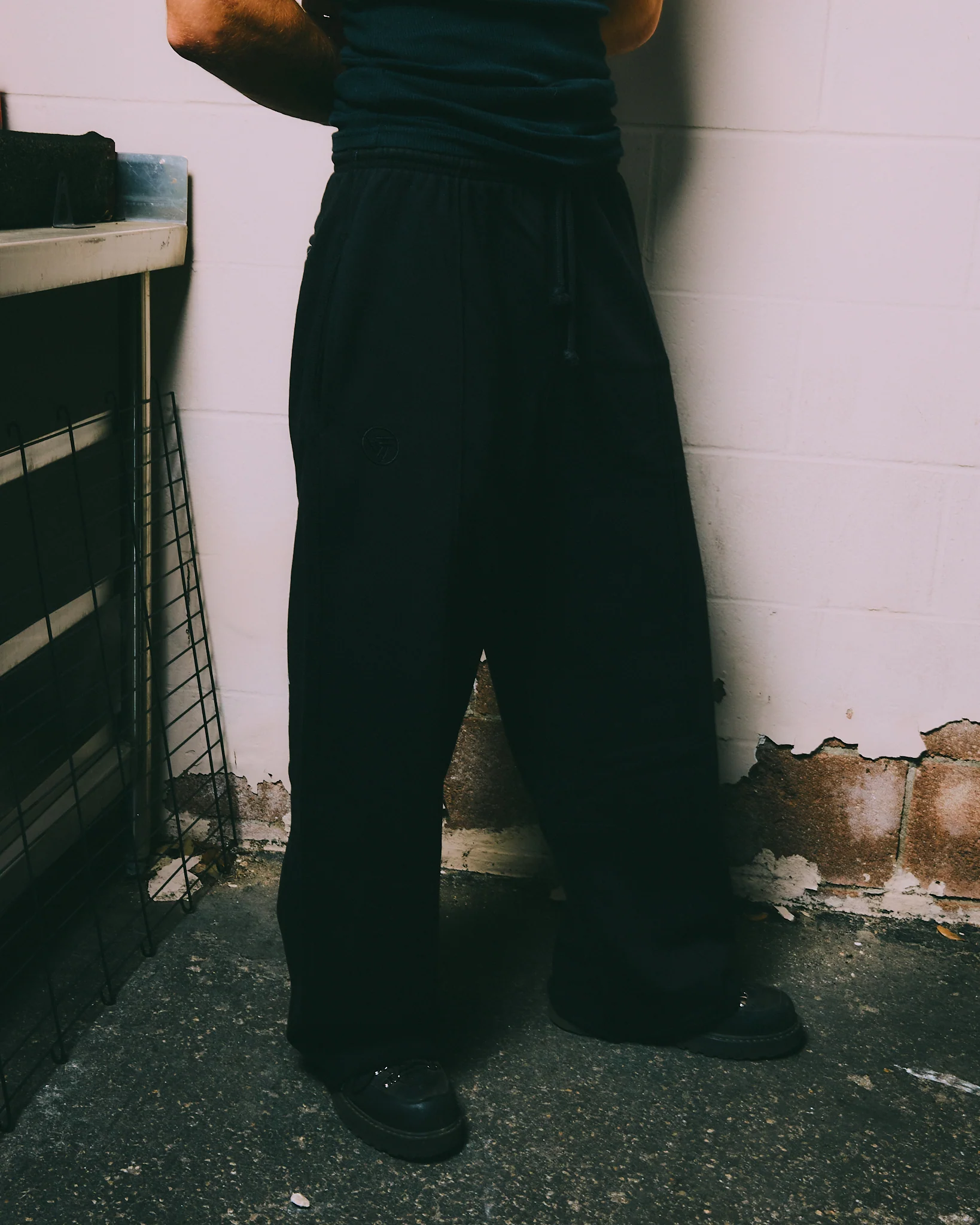 1584-small-30-small-30-variation-3.webp HYPLAND HEAVY WEIGHT PLEATED LOGO SWEAT PANTS (BLACK)